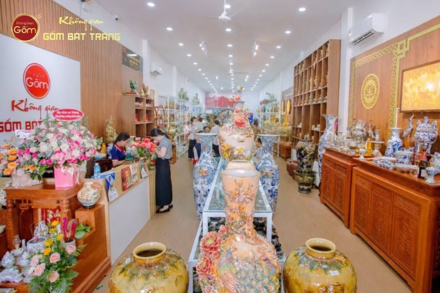 khong-khi-tai-khong-gian-gom-bat-trang-nha-trang-nhung-ngay-dau-khai-truong