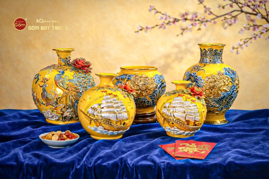 Lọ Hoa Men Vàng Hoa Sen Đắp Nổi Vẽ Vàng