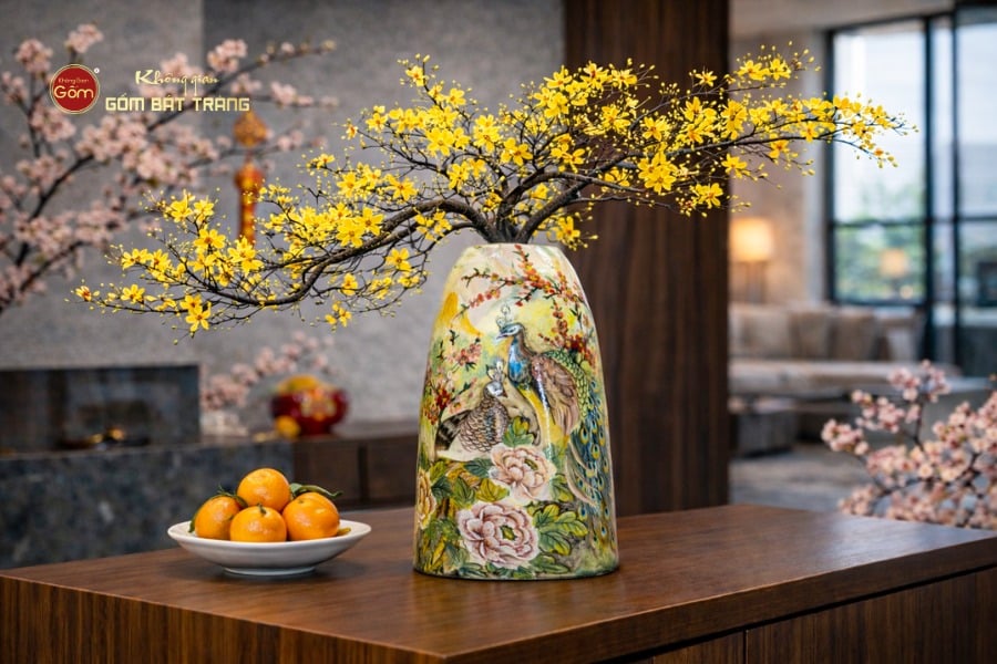 BÌNH HOA DÁNG CHUÔNG HOẠ TIẾT CÔNG ĐÀO HOA TRẮNG