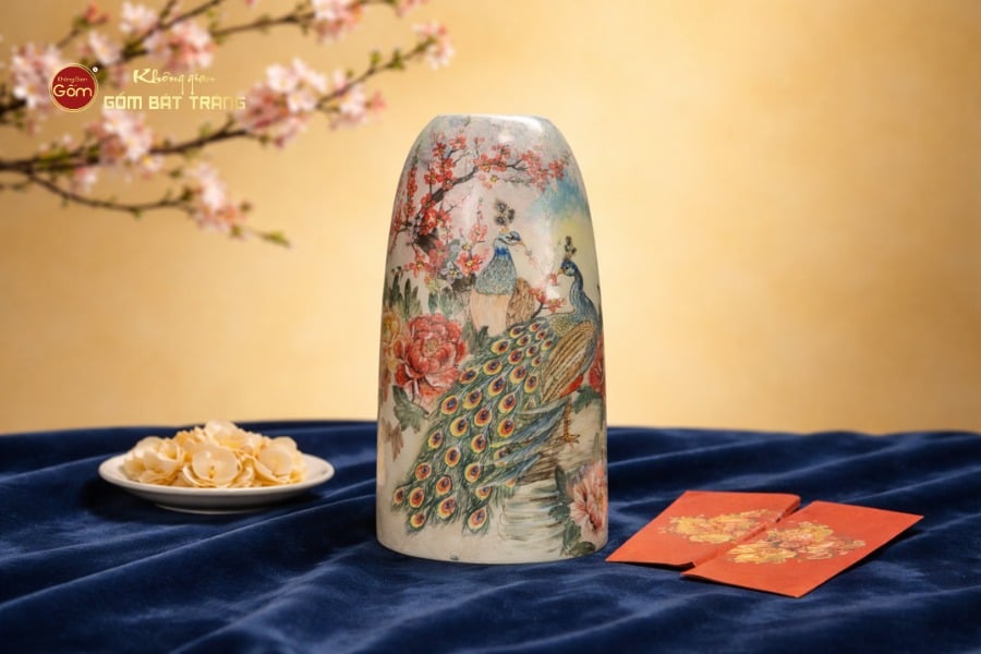 BÌNH HOA DÁNG CHUÔNG HOẠ TIẾT CÔNG ĐÀO HOA ĐỎ