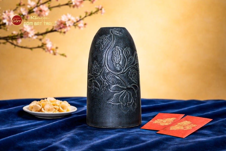 Bình Hoa Dáng Chuông Khắc Hoa Lá