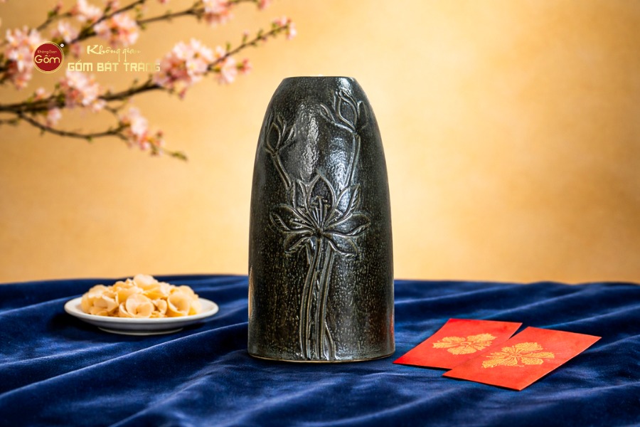 BÌNH HOA DÁNG CHUÔNG KHẮC&nbsp;HOA SEN