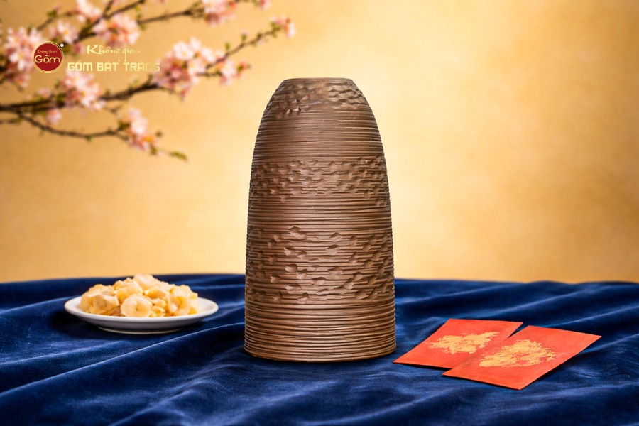 Bình Hoa Dáng Chuông Nâu Đất Vân Khắc Thủ Công