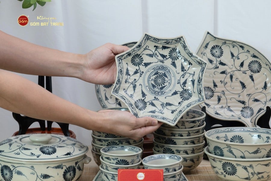 Bộ Bàn Ăn 10 Người (23 món) Men Rạn Vẽ Cúc Đen