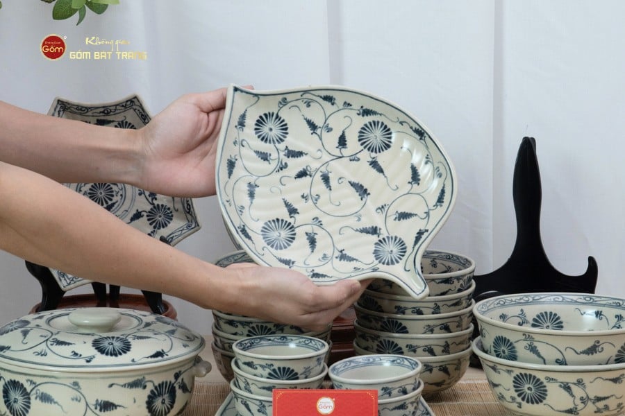 Bộ Bàn Ăn 10 Người (23 món) Men Rạn Vẽ Cúc Đen