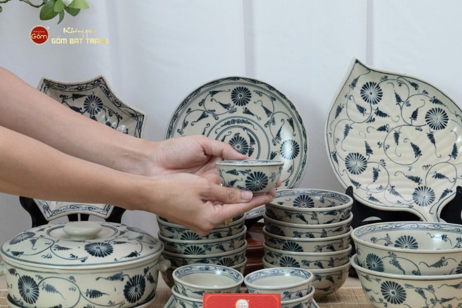 Bộ Bàn Ăn 4 Người (10 món) Men Rạn Vẽ Cúc Đen