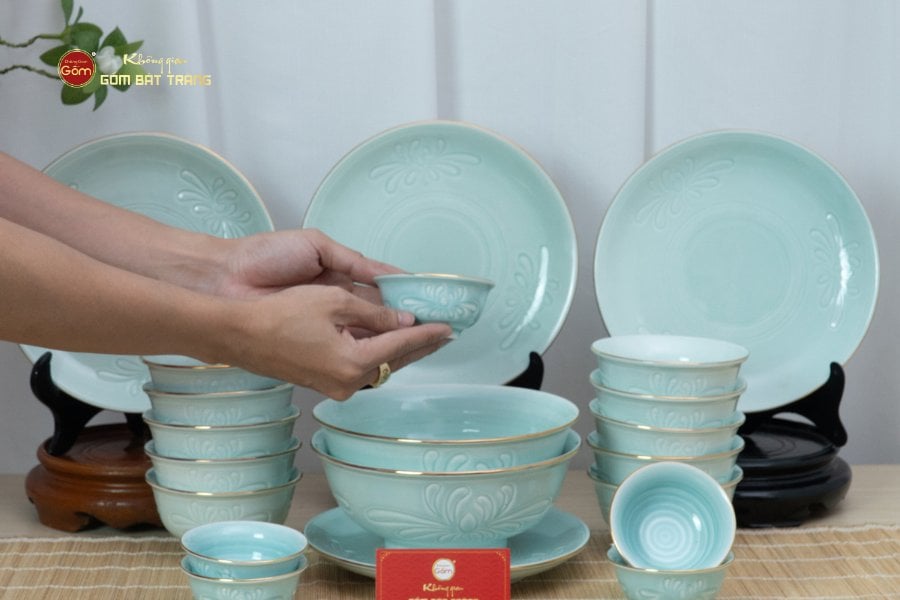 Bộ Bàn Ăn 6&nbsp;Người (11&nbsp;Món) Men Ngọc Vân Hoa Cúc Kẻ Vàng