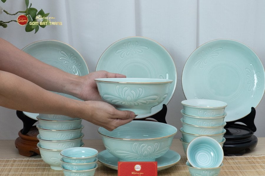 Bộ Bàn Ăn 10&nbsp;Người (21&nbsp;Món) Men Ngọc Vân Hoa Cúc Kẻ Vàng