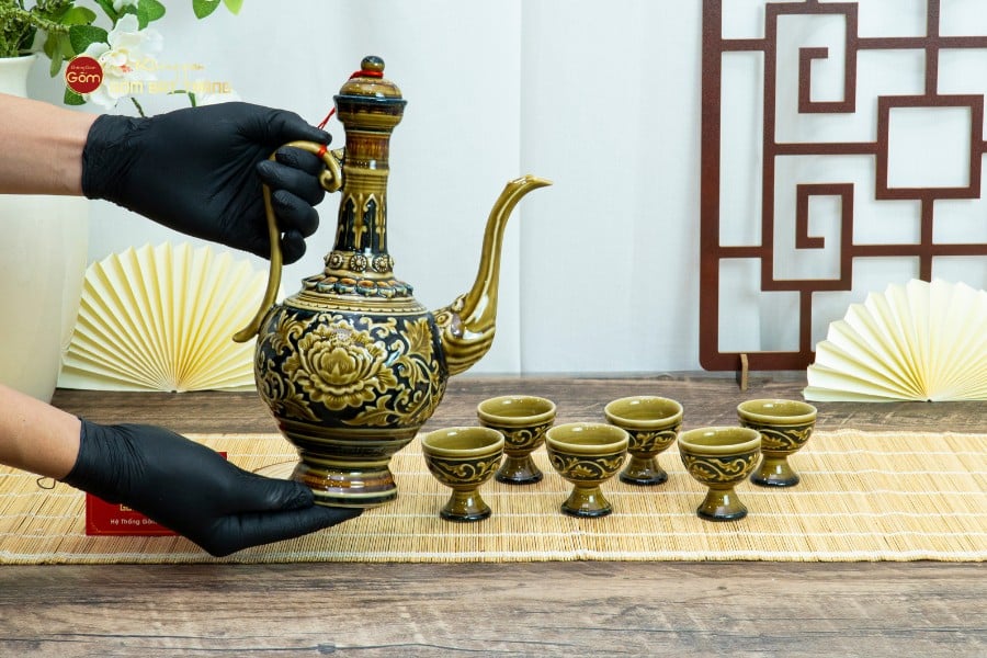 Bộ Bình Rượu Khắc Nổi Hoa Phù Dung Nền Đen