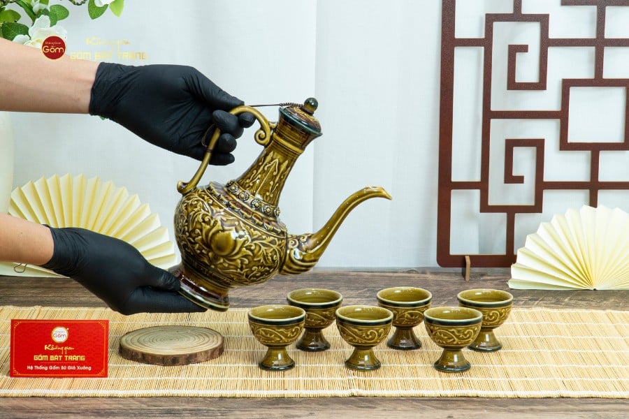 Bộ Bình Rượu Khắc Nổi Hoa Sen Nền Cổ