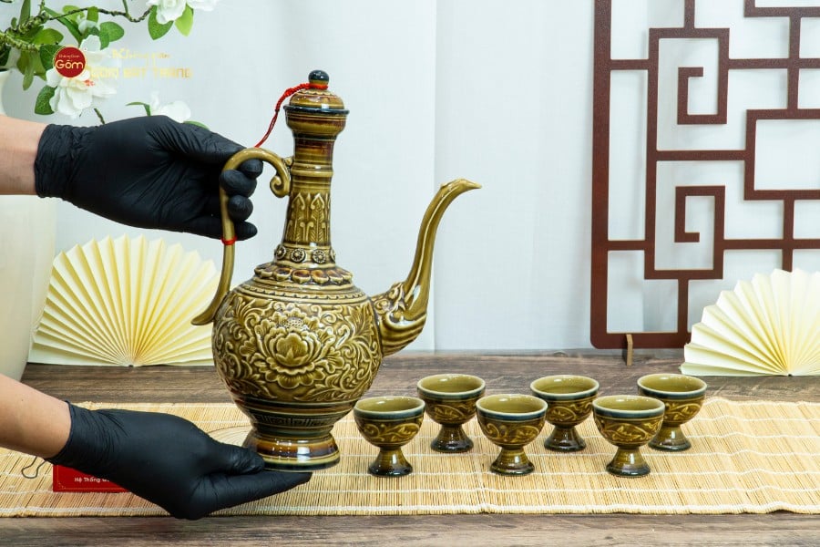 Bộ Bình Rượu Khắc Nổi Hoa Sen Nền Vàng