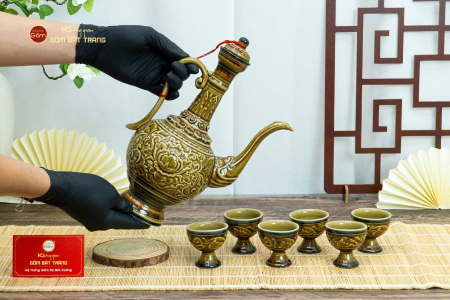 Bộ Bình Rượu Khắc Nổi Hoa Sen Nền Vàng