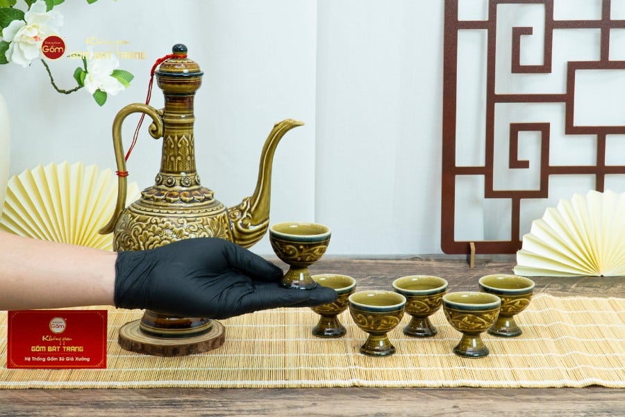 Bộ Bình Rượu Khắc Nổi Hoa Sen Nền Vàng