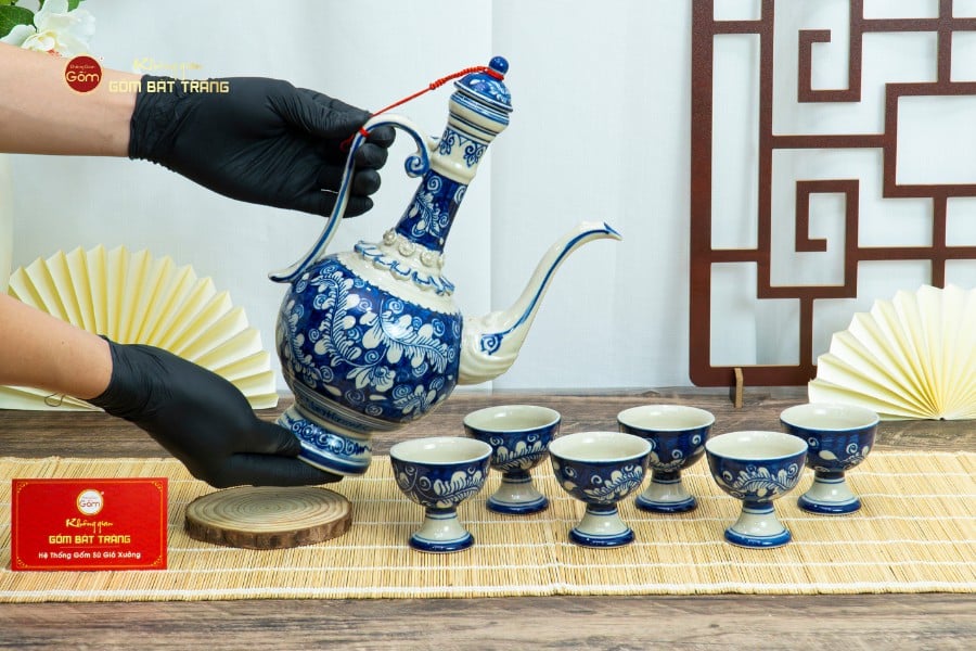 Bộ Bình Rượu Men Lam Vẽ Tay Hoa Lá Dây