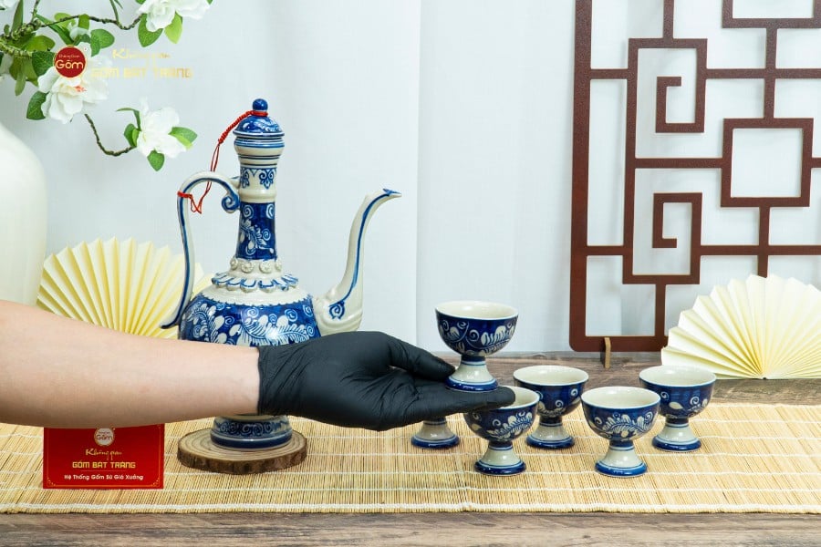 Bộ Bình Rượu Men Lam Vẽ Tay Hoa Lá Dây