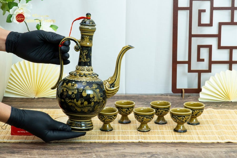 Bộ Bình Rượu Vẽ Tay Hoa Lá Dây Nền Đen