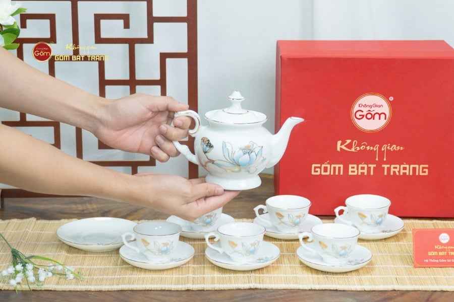 Bộ Trà Đài Các Hoa Sen Xanh Vẽ Vàng
