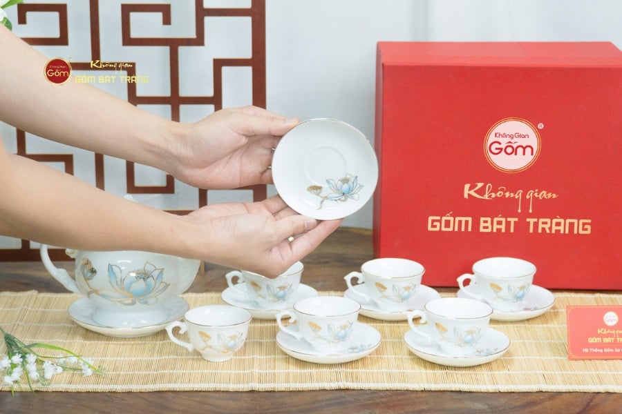Bộ Trà Đài Các Hoa Sen Xanh Vẽ Vàng