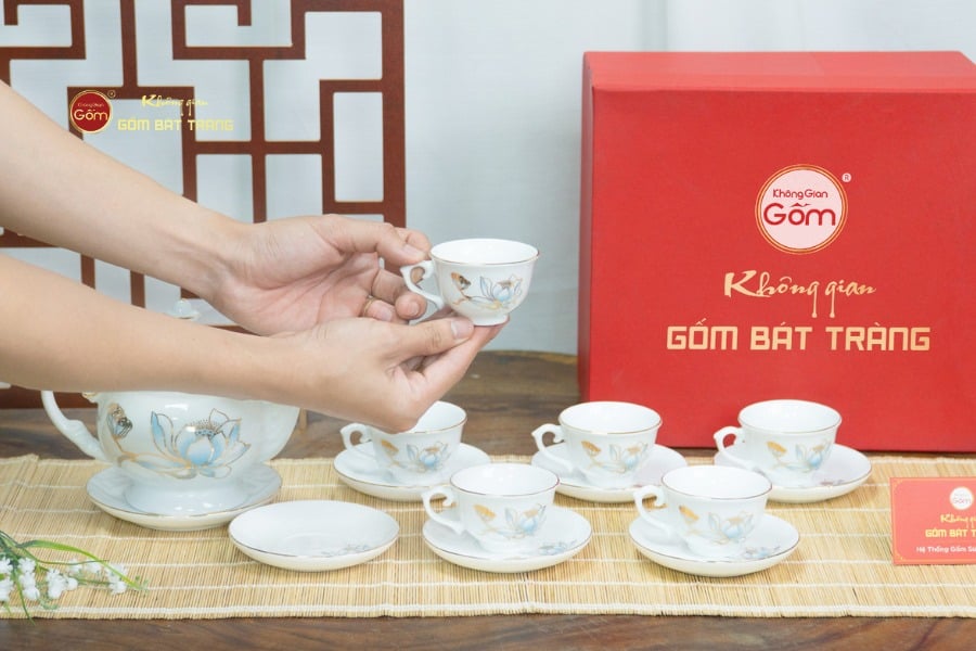 Bộ Trà Đài Các Hoa Sen Xanh Vẽ Vàng