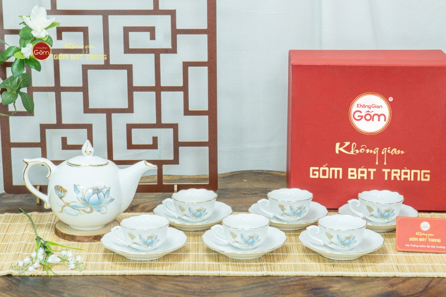 Bộ Trà Mẫu Đơn Ly Lượn Hoa Sen Xanh Vẽ Vàng