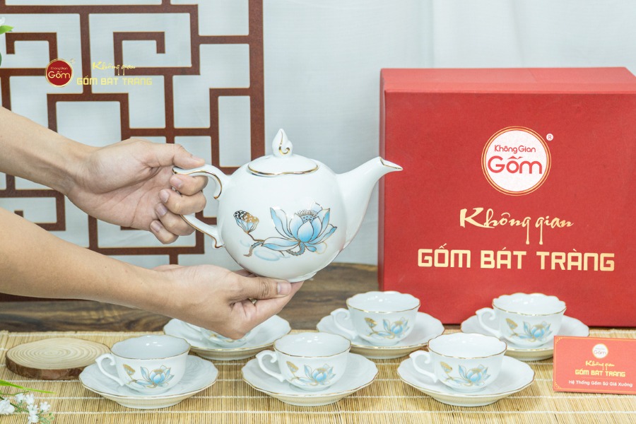 Bộ Trà Mẫu Đơn Ly Lượn Hoa Sen Xanh Vẽ Vàng