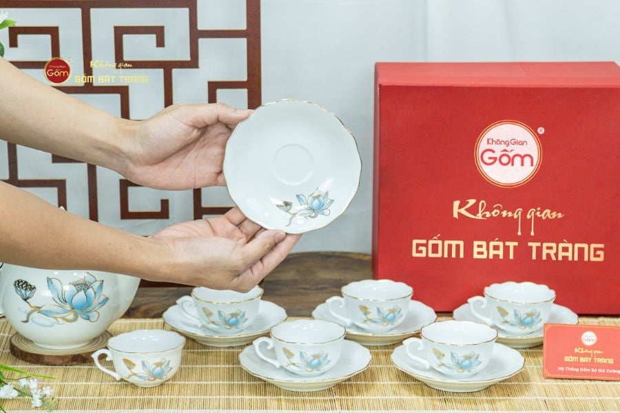 Bộ Trà Mẫu Đơn Ly Lượn Hoa Sen Xanh Vẽ Vàng