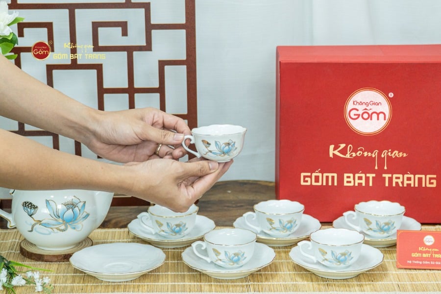 Bộ Trà Mẫu Đơn Ly Lượn Hoa Sen Xanh Vẽ Vàng