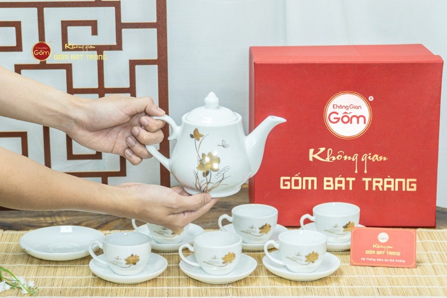 Bộ Trà Men Trắng Đức Sen Bướm Vẽ Vàng