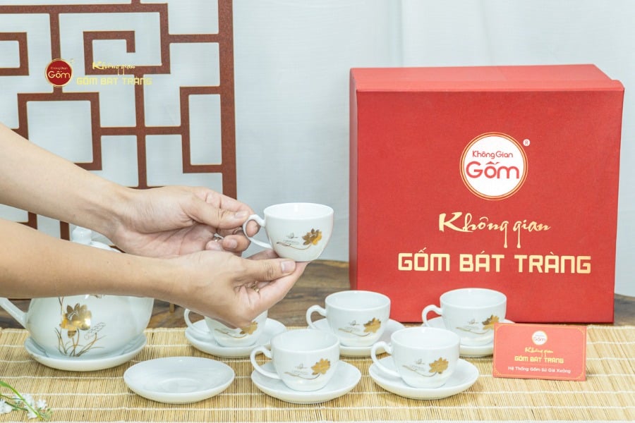 Bộ Trà Men Trắng Đức Sen Bướm Vẽ Vàng