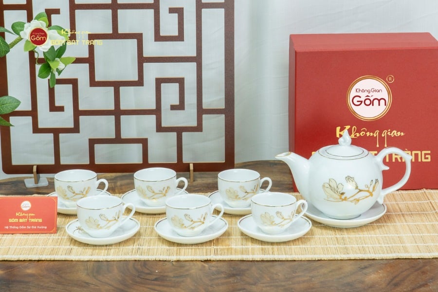 Bộ Trà Men Trắng Ngọn Lửa Hoa Mộc Lan Vẽ Vàng