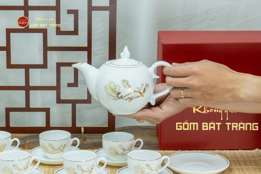 Bộ Trà Men Trắng Ngọn Lửa Hoa Mộc Lan Vẽ Vàng