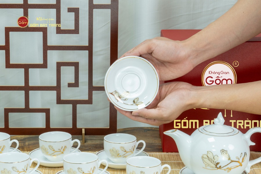 Bộ Trà Men Trắng Ngọn Lửa Hoa Mộc Lan Vẽ Vàng