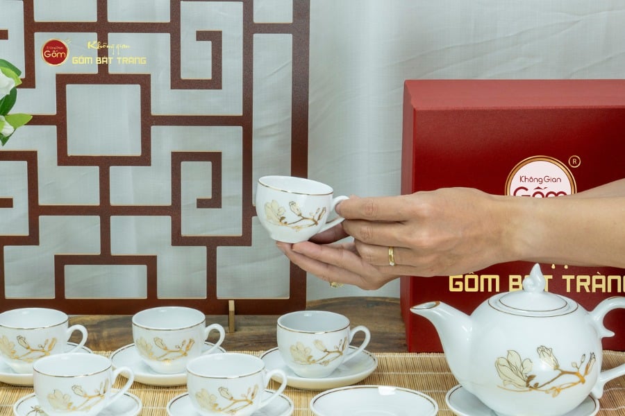 Bộ Trà Men Trắng Ngọn Lửa Hoa Mộc Lan Vẽ Vàng