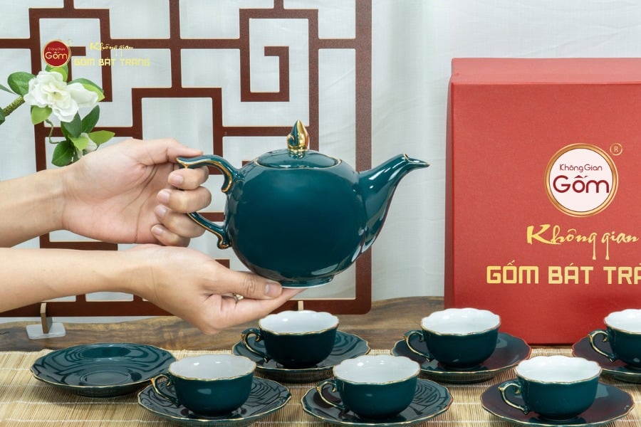 Bộ Trà Men Xanh Lam Mẫu Đơn Kẻ Vàng