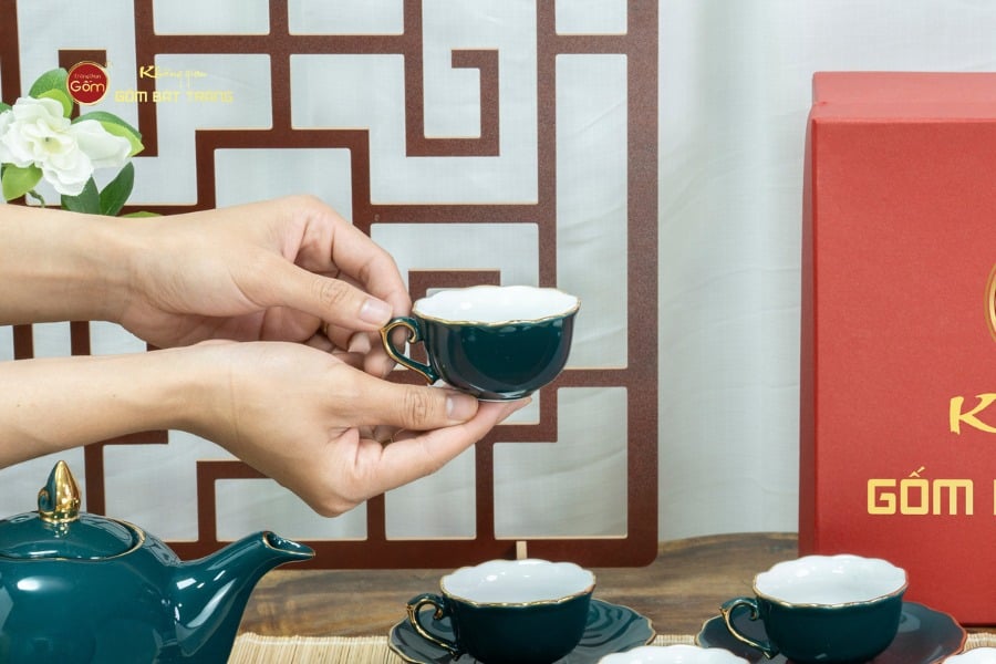 Bộ Trà Men Xanh Lam Mẫu Đơn Kẻ Vàng