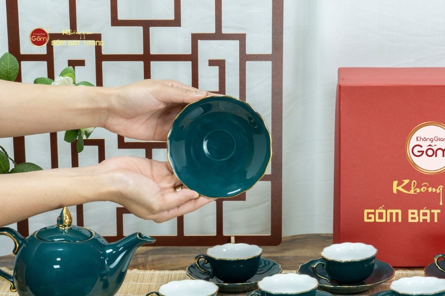 Bộ Trà Men Xanh Lam Mẫu Đơn Kẻ Vàng