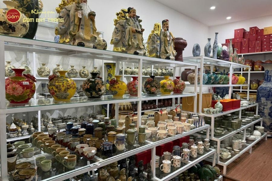 cac-san-pham-gom-su-duoc-trung-bay-tai-showroom