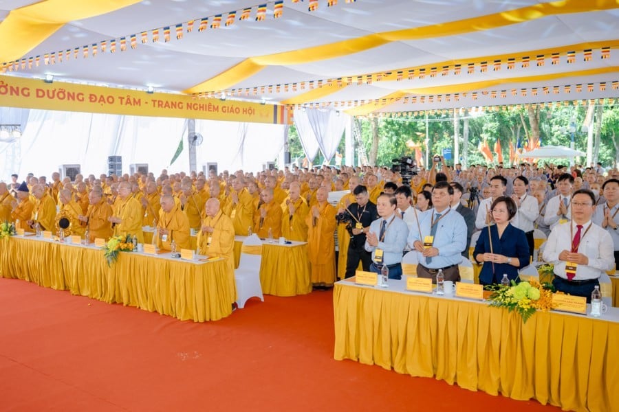 Đông đảo đại biểu, chư tôn đức tăng ni và phật tử tham dự Lễ khởi công 