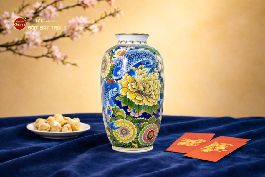 Lọ Hoa Dáng Ống Hoa Sen Chép Vẽ Vàng