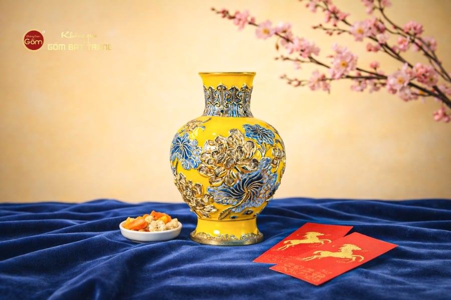 Lọ Hoa Men Vàng Hoa Sen Đắp Nổi Vẽ Vàng