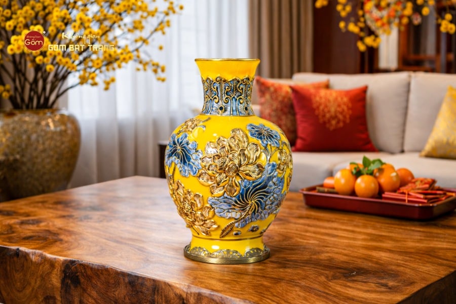 Lọ Hoa Men Vàng Hoa Sen Đắp Nổi Vẽ Vàng