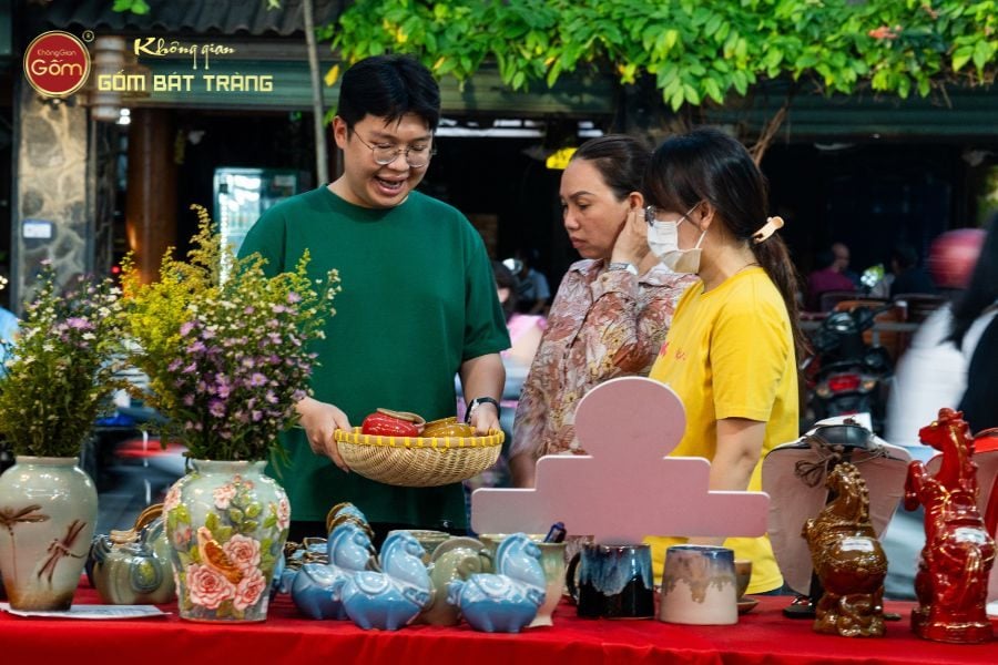 khong-gian-trung-bay-cac-san-pham-bat-trang-tai-hoi-cho