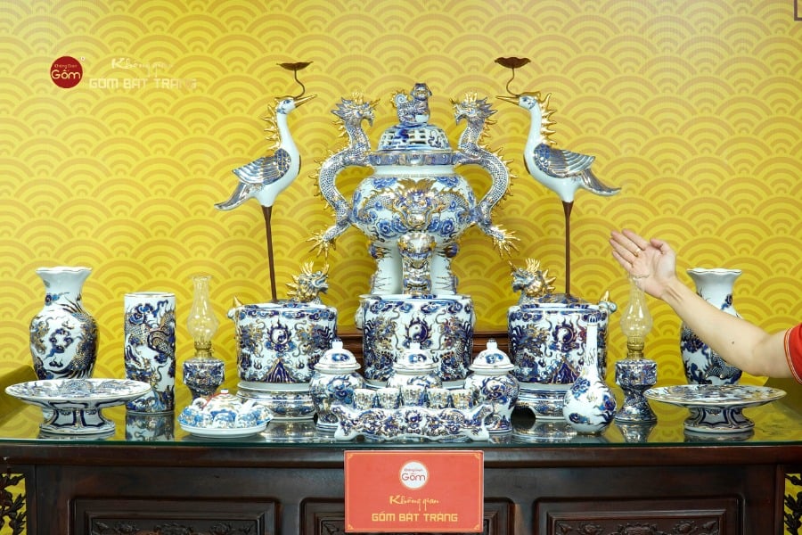 [Set Cao Cấp] Bộ Đồ Thờ Gia Tiên Men Lam Nổi Vẽ Vàng (17 món)