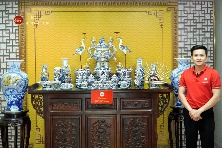 [Set Hào Gia] Bộ Đồ Thờ Gia Tiên Men Lam Nổi Vẽ Vàng (29 món)