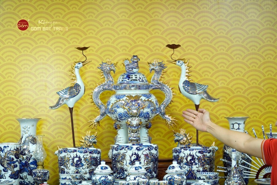 [Set Hào Gia] Bộ Đồ Thờ Gia Tiên Men Lam Nổi Vẽ Vàng (29 món)