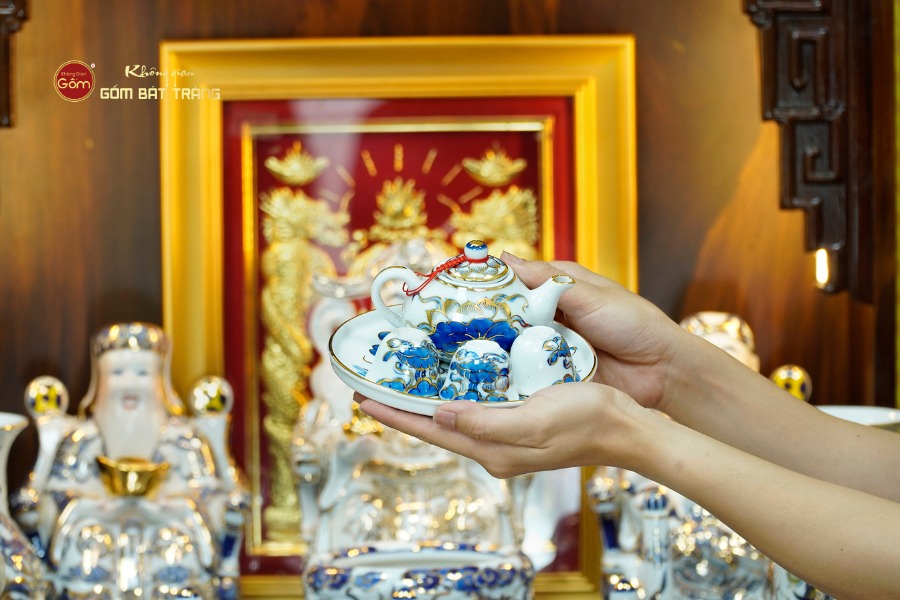 [Set Hào Gia] Bộ Đồ Thờ Thần Tài Thổ Địa Men Lam Nổi Vẽ Vàng (14 món)