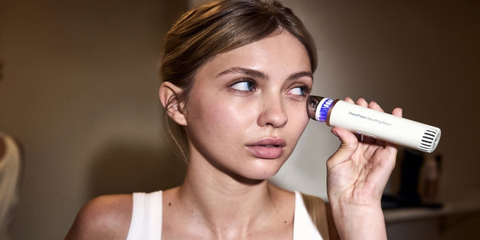 Bí quyết tươi trẻ của phụ nữ hiện đại: Theraface Depuffing Wand