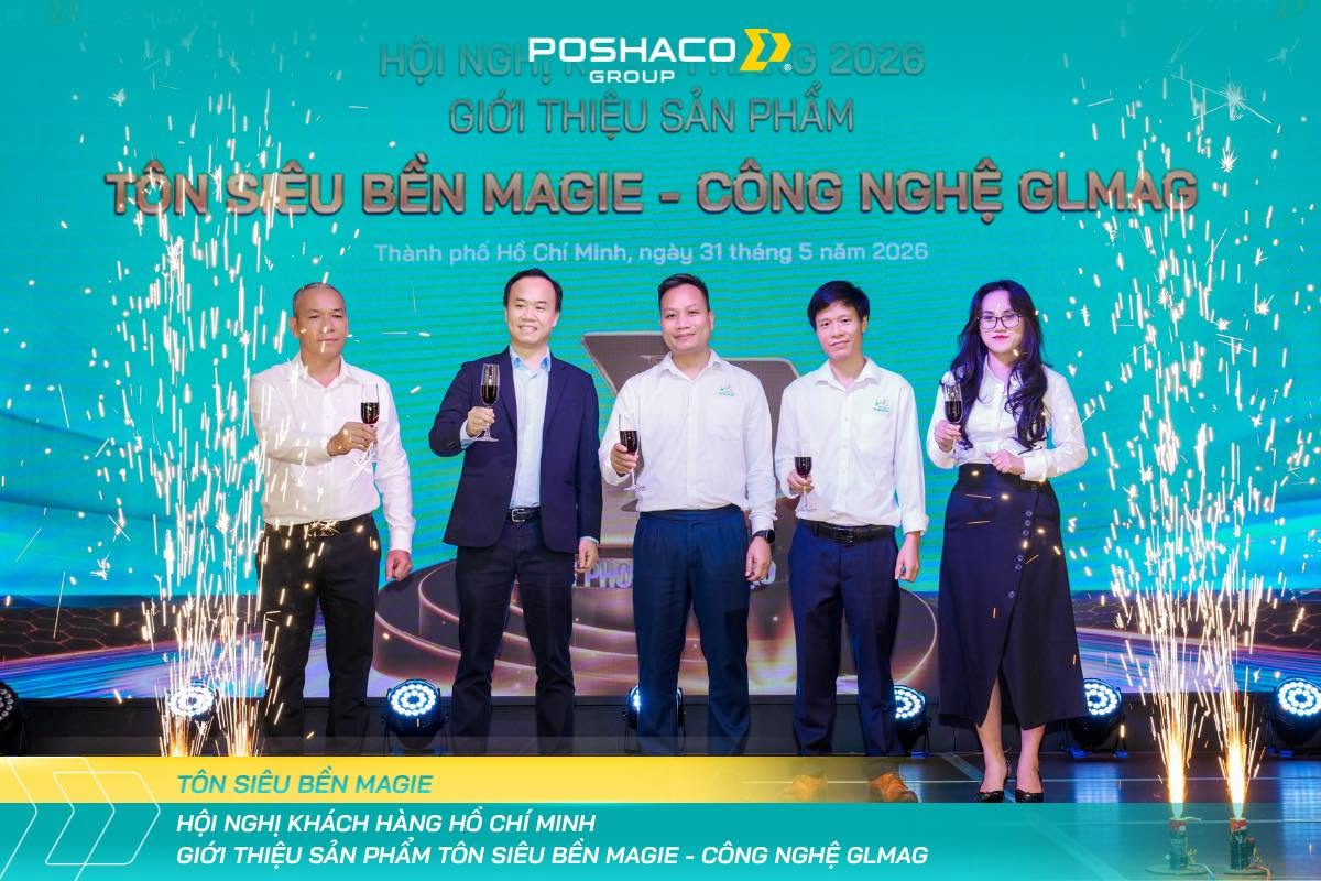 Đại diện Poshaco trao chứng nhận đối tác cho nhà phân phối