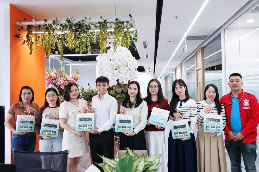 Đội ngũ Poshaco trong không gian văn phòng