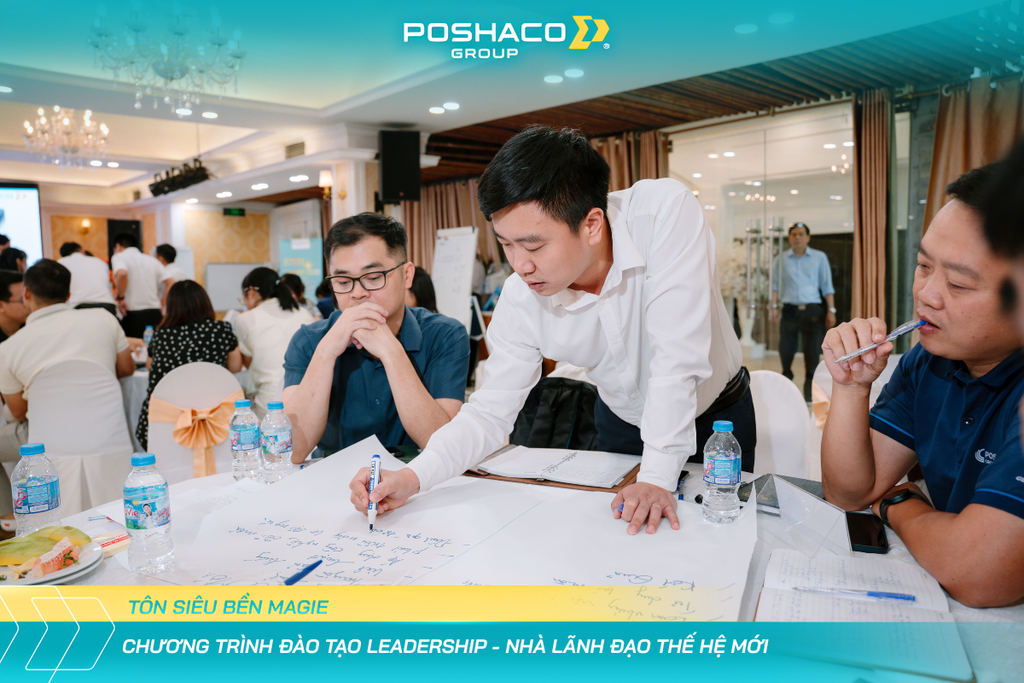 Hoạt động thảo luận hội nhóm về tư duy lãnh đạo trong chương trình Leadership của Poshaco Group